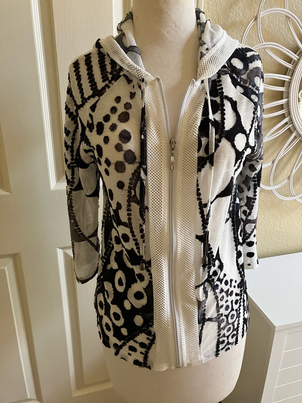 Weekends By Chico’s Black White Abstract Pattern Full Zip Hoodie Size 0